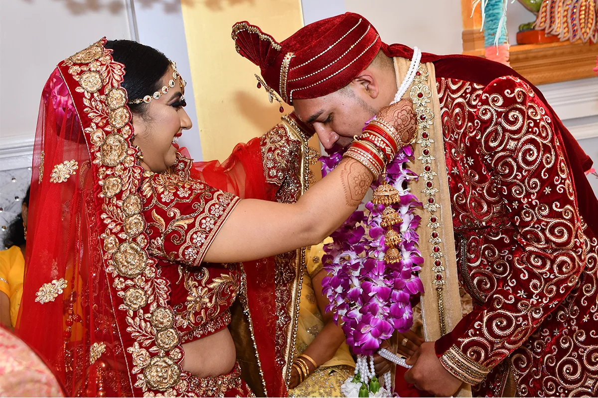 Hindu wedding jaimala garland exchange